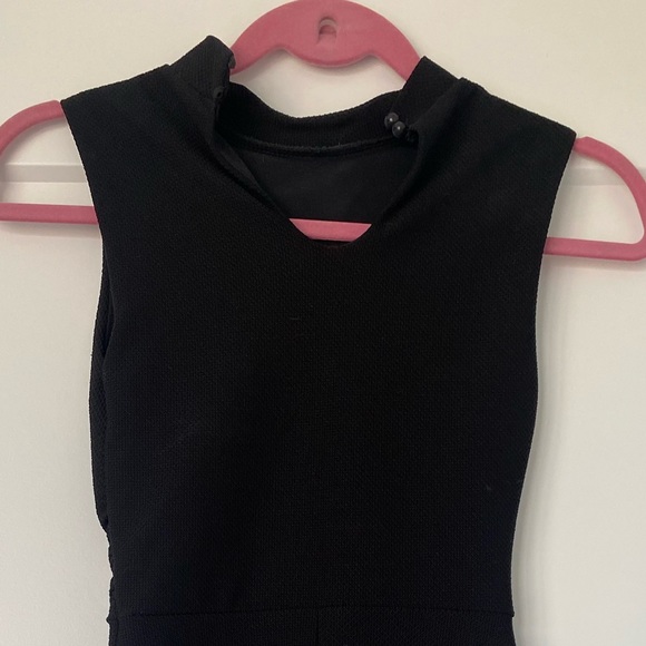 Black dress with button back and knot detail - Picture 3 of 3